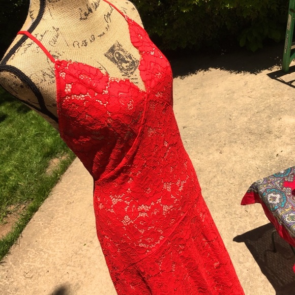Red guipure lace open back dress - Picture 4 of 9